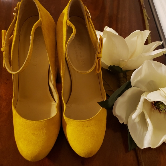 MUST HAVE Suede MUSTARD HEELS!!! - Picture 3 of 7